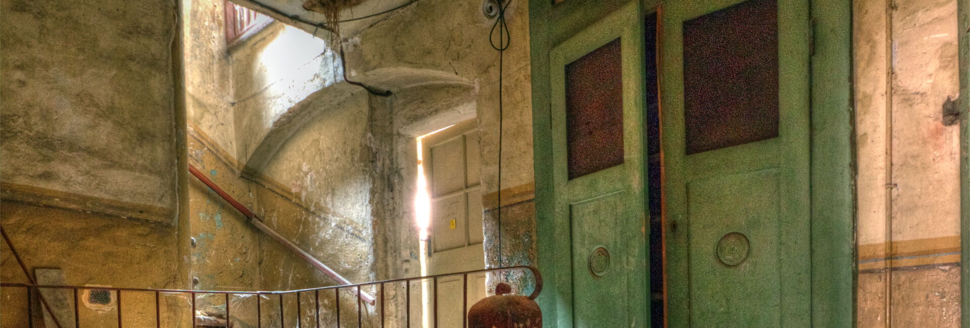 Verlassenes, schmutziges Treppenhaus mit Grün.